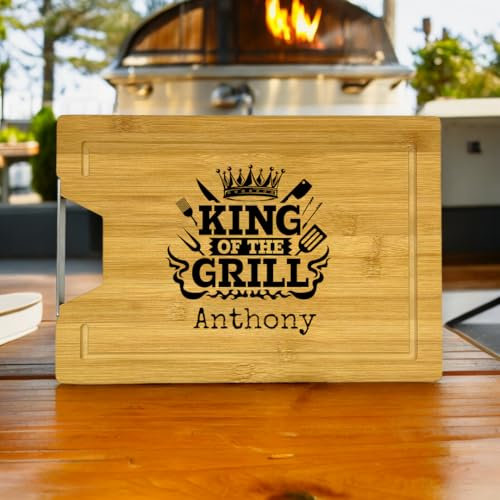 Personalisiertes Schneidebrett mit Griff + Saftrille aus Bambus mit Gravur King of the Grill und Name, Bambusbrett als Geschenk für Männer, ca. 38 cm x 28 cm