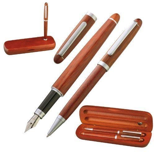 Elegante set di scrittura in legno composto da penna a sfera e penna stilografica.