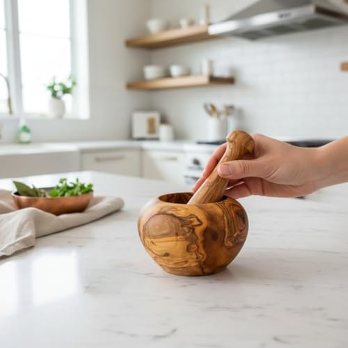 Mortier et pilon en bois d'olivier fabriqué à la main – Moulin de cuisine rustique pour herbes, épices et pesto – Mortier en bois de finition naturelle avec motifs de grains uniques (bois naturel, 10