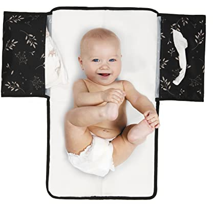 Dooky - Wickelunterlage für Unterwegs 60x34 cm - Romantic Leaves Black - Baby Wickelauflage, Wickeltasche - Leicht Waschbar - 40% Polyester 30% Foam 30% Peva - Schwarz | Leicht waschbare Wickelunterlage für unterwegs, 60 x 34 cm, aus Polyester, Foam und PEVA, im Design Romantic Leaves Black.