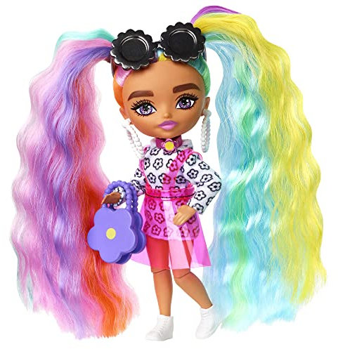 Barbie Extra Mini Vestido magaritas y coletas arcoíris Muñeca pequeña con Pelo Largo, Accesorios de Moda y Soporte, Juguete +3 años (Mattel HHF82)