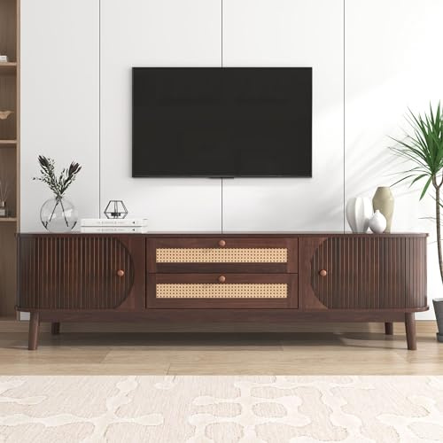 MQGPM Rattan TV-Schrank für unter 75-Zoll-Fernseher Landhausstil, Lowboard mit 2 Türen und Schubladen, TV Boardmit viel Stauraum, Retro TV Sideboard, Fernsehschrank für Wohnzimmer Holzfarbe