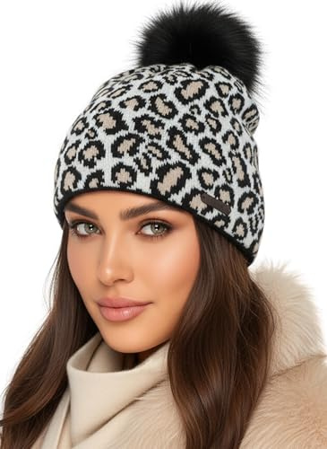Baesics Bommelmütze Damen Herren Leo Weiß - Pudelmütze mit Kunstfell Pompon, weicher Strick mit warmem Fleecefutter, Leoparden Wintermütze Animalprint Unisex Erwachsene One Size 54-58 cm