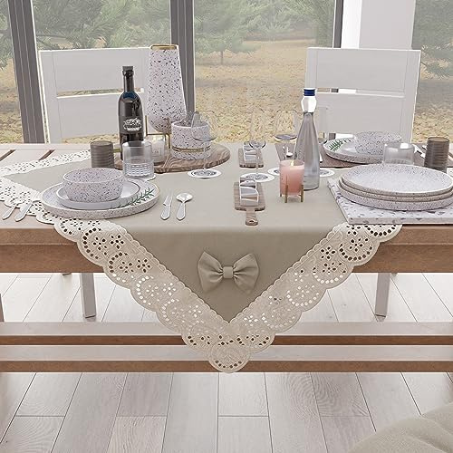 PETTI Artigiani Italiani - Centrotavola Elegante di Cotone per Tavolo Cucina, Soggiorno Sala da Pranzo, Centro Tavola in Tinta Unita con Balza in Pizzo Sangallo e Fiocchi, Beige 95x95 cm