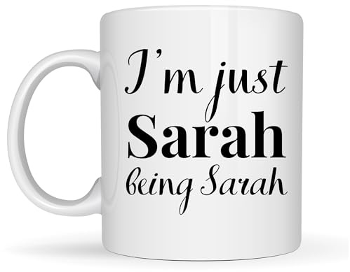 Be Buz Tazza da caffè con nome personalizzato - I'm Just Being Tazza in ceramica bianca da 325 ml con testo personalizzato - Aggiungi il tuo nome Tazza da tè regalo per amici, donne, colleghi