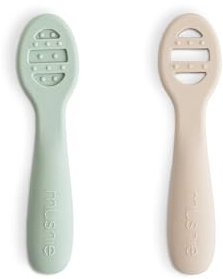 Mushie Cucchiai di Apprendimento in Silicone | Confezione da 2 Cucchiai per Bambini Piccoli | Per Neonati che Imparano a Mangiare da Soli | Lavabile in Lavastoviglie | Cambridge Blue/Shifting Sand