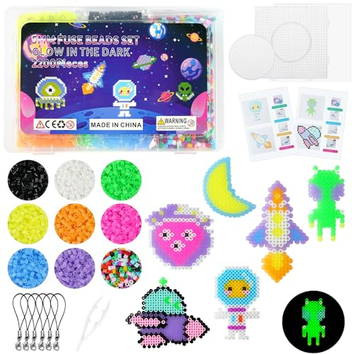 AUAUY Bügelperlen Fuse Beads Kit, Glitzer Bügelperlen 5 mm Nachfüllset Steckperlen Leuchtend im Dunkeln, Bastelperlen Set Kindern mit Stiftplatte, Bügelpapier, Pinzette, DIY-Perlen Geschenk für Kinder