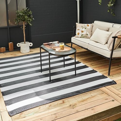 THE RUGS Rainbow Collection - Alfombra para exteriores, fácil de limpiar, impermeable, de plástico, para jardín, patio, balcón, camping, alfombra de paja de plástico vibrante, a rayas, negro/blanco,