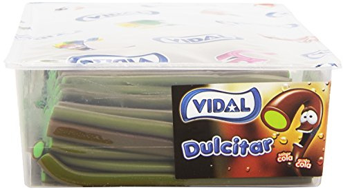 Vidal Golosinas. Dulcitar Cola. Regaliz alargado con sabor intenso a cola. Textura blanda y cobertura brillante. Sin gluten. Bandeja 200 u