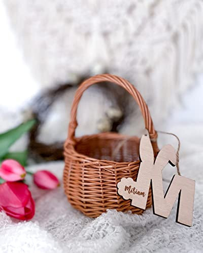 minimutz Weiden-Korb zu Ostern mit personalisiertem Holz-Anhänger | Osterkorb Geschenkanhänger Buchstabe für Kinder | Personalisiertes Osternest zum Befüllen (L)