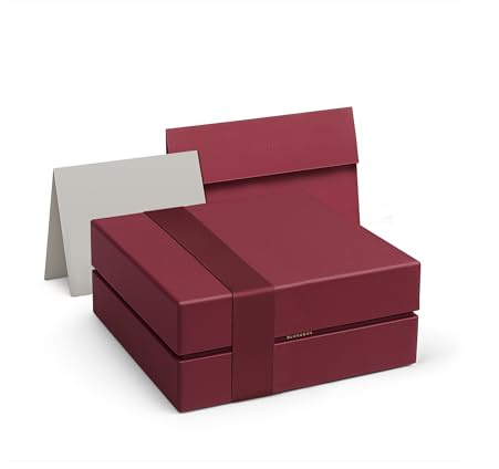 Geschenkbox rot klein mit Deckel | Geschenkverpackung für Weihnachten Geburtstag Valentinstag Konzertkarte Schmuck Gutschein | Geschenkkarton mit Kuvert Karte Seidenpapier und Satinband (Ruby)