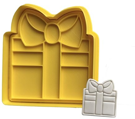 Tagliabiscotti Pacco Regalo mod.3 Natale - Cookies cutter - Formina - Cutter per creare biscotti o decorazioni torte in pasta di zucchero - 8cm x 7,5cm x1,2cm. Colore Casuale.