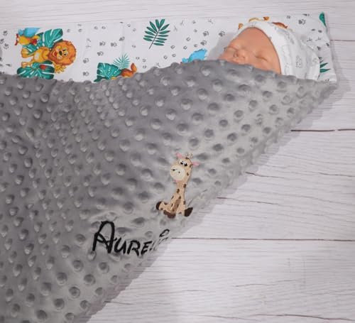 Personalisierte Babydecke mit Namen Grauer Plüsch & weiße Baumwolle mit Safari-Tieren (Löwe & Giraffe) – Bestickt, Warm & Wintergeeignet Geschenk zur Geburt & Taufe (Grau - Madagaskar, 75 x 100 cm)