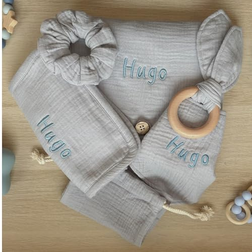 Canastilla Bebé Algodón Orgánico – Personalizar nombre bordado- Set Regalo Recién Nacido con Babero, Cambiador, Muselina de hombro, pulsera de lactancia, Mordedor y Bolsita (Azul empolvado) OEKO-TEX®