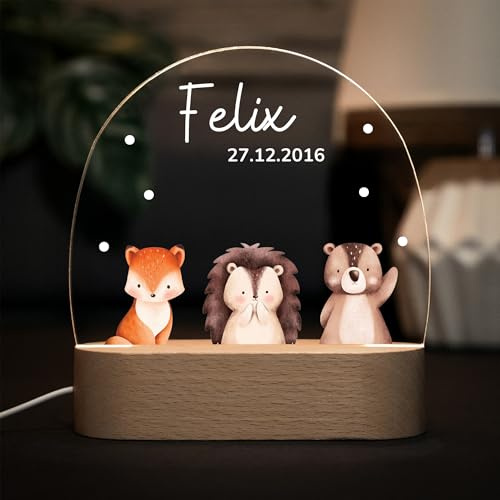 LARIFEE Nachtlicht Waldtiere mit Name – Personalisiertes LED Nachtlicht für Kinder – Lampe aus Acrylglas & Holz, dimmbar – Geschenk zur Geburt oder Taufe