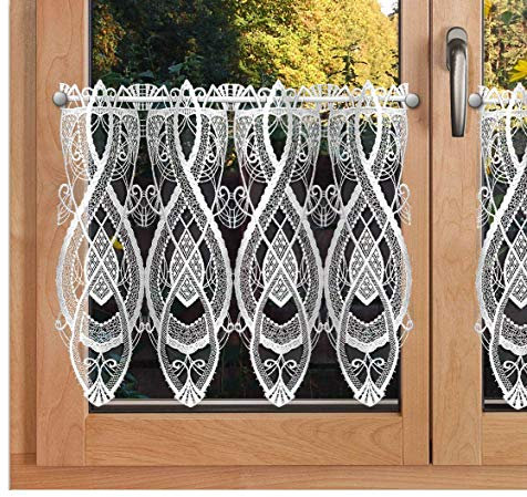 Fein gestickter Scheibenhänger Alisa | aufwändig gesticktes Sockel-Panneaux | Luftspitzen-Stickerei mit edlen Ornamenten weiß | Scheibenhänger aus Vogtländischer Spitze Höhe x Breite 45 x 64 cm