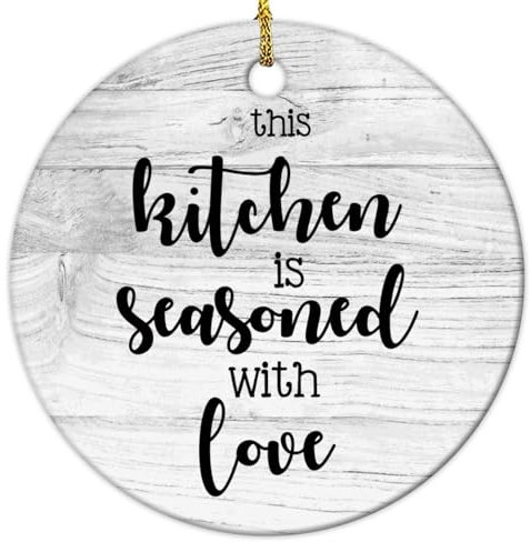 Yelolyio This Kitchen Is Seasoned with Love Weihnachtsschmuck 2023 Zitate Ornament für Weihnachtsbaum Dekor Keramik Ornamente Hängende Andenken für Weihnachtsbaumschmuck Weihnachtsgeschenke