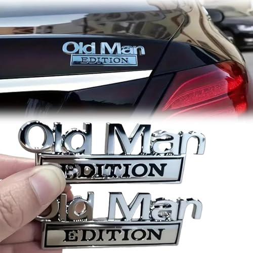 Lot de 2 Emblème de Voiture Old Man Edition – Autocollant 3D Métal Humour pour Auto, SUV, Camion – Badge Auto Décoratif pour Coffre, Portière ou Pare-Chocs (Silver Black)