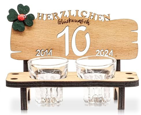 DARO Design SCHNAPSBANK – Schnapsbank mit gravur aus Buche, inkl. 2 Arcoroc Schnapsgläsern, Kleeblatt & Jahreszahlen – Geschenk zum Jubiläum, Geburtstag oder Hochzeit – 10 Jahre
