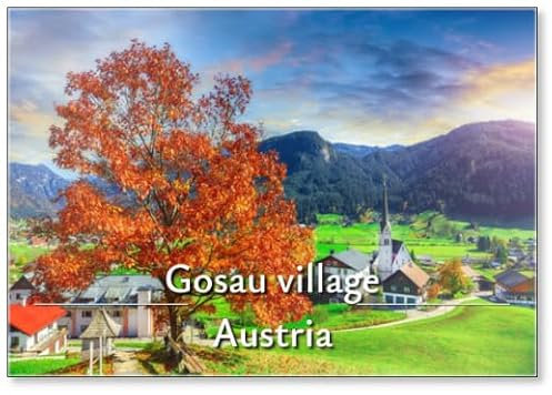 Kühlschrankmagnet mit Blick auf das Dorf Gosau am Herbst und Sonnentag, Alpingrüne Felder und traditionelle Holzhäuser