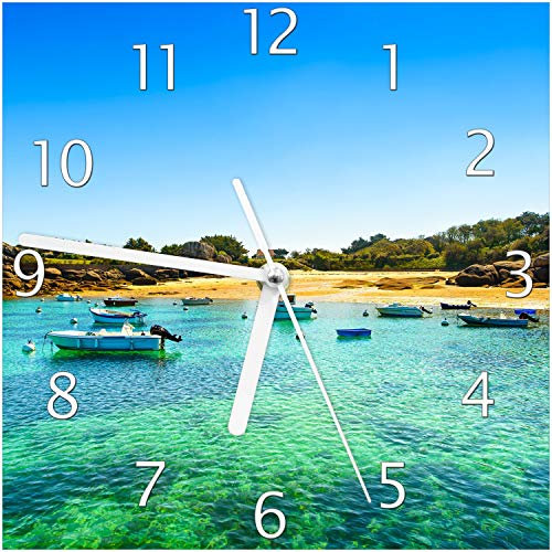 Wallario Design-Wanduhr Französische Bucht mit klarem Wasser und Booten aus Glas, Motiv-Uhr Größe 20 x 20 cm, weiße Zeiger