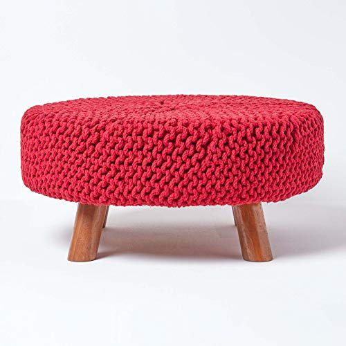 Homescapes niedriger runder Strick Sitzhocker mit Holzbeinen, roter Fußhocker 62 x 62 x 30 cm, Strickhocker mit grob gestricktem Bezug aus 100% Baumwolle