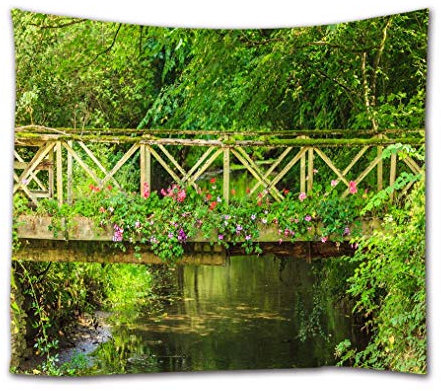 A.Monamour Wanddekor Wandbild Vorhang Wandteppiche Alte Brücke Über Fluss Grünen Wald Bäume Blumen Natur Landschaft Landschaft Bild Drucken Stoff Wandbehang Tapisserie Wand Dekore 180x200 cm