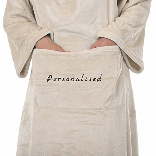 DecoKing Kuscheldecke mit Namen Personalisiert mit Ärmeln Geschenke für Frauen und Männer 150x180 cm Creme Ärmeldecke Microfaser TV Decke Lazy