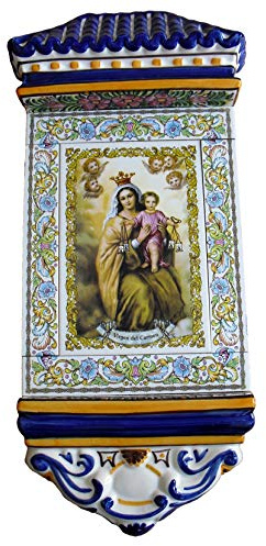 Azulejo de la Virgen del Carmen de cerámica con cenefa y tejadillo chico.