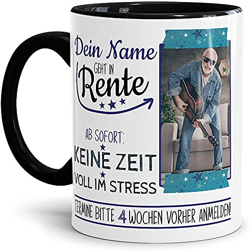Tasse zum Ruhestand - mit Spruch - mit Name und Foto personalisieren - Geschenk für Männer, Abschiedsgeschenk, Rente - Hochwertige Keramik, Innen & Henkel Schwarz, 300 ml