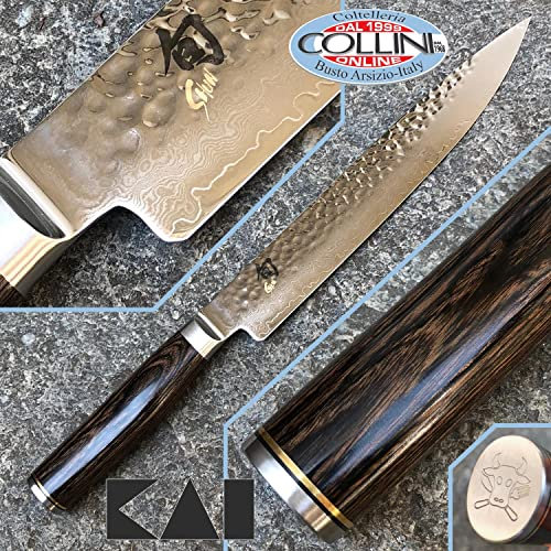 KAI Shun Premier Tim Mälzer japanisches Schinkenmesser 24 cm Klingenlänge - VG-MAX Kern 61 HRC, 32 Lagen Damast hochglanzpoliert - Pakkaholz mittelbraun - Hammerschlagoberfläche - Made in Japan