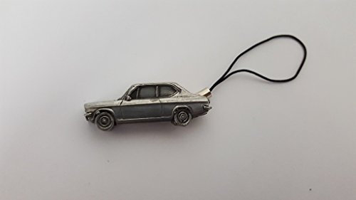 Datsun 1200 2-Türer Saloon ref57 3D-Zinn-Effekt Auto-Emblem auf einem Handyanhänger
