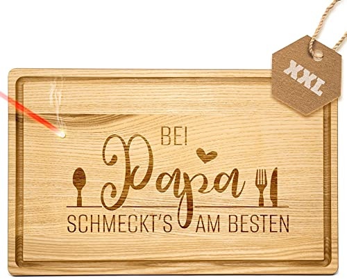 Großes Holzbrett mit Gravur - Bei Papa schmeckt's am besten - Schneidebrett gravieren| Eschenholz, 40 x 25 x 2 cm, Geschenk mit Gravur, Geschenk für Papa