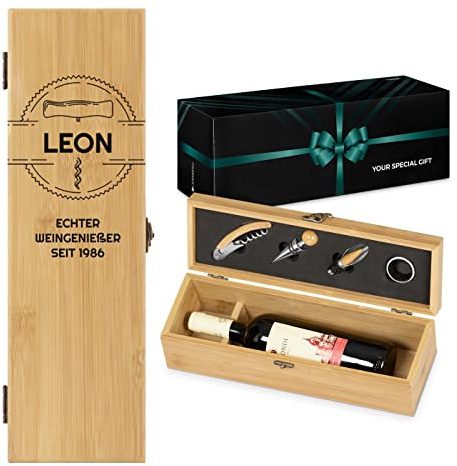 Maverton Wein Geschenkbox für 0,7L Weinflasche + Aufdruck + 4er Weinzubehör - Weinset aus Bambus - 36x11x11,5cm - Braun - Geschenk zum Geburtstag für Herren - Echter Weingenießer