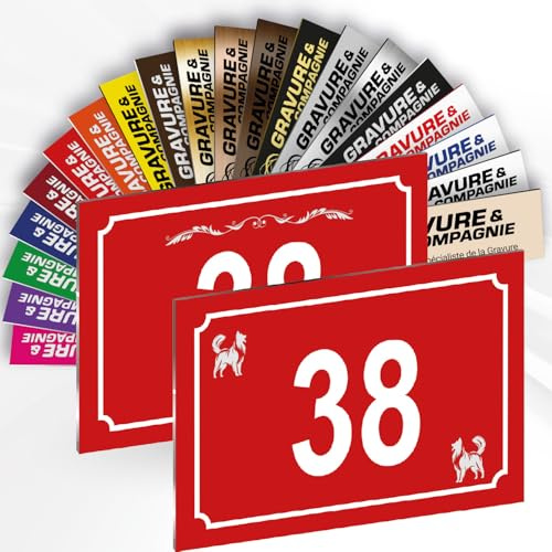 Hausnummer Schild – Dekorative personalisierte PVC Außenplatte mit gravierter Nummer & Motiv – Befestigung nach Wahl (Klebefolie oder Schrauben) – 15 x 10 cm (Rot + Design)