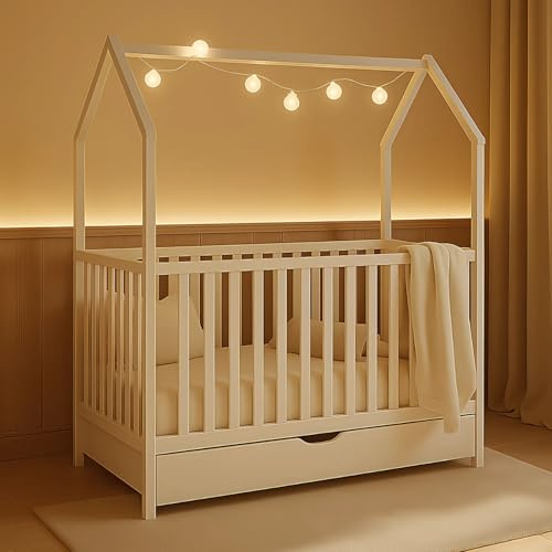 ALAVYA HOME Babybett Ella 60x120 cm aus Massivholz Kiefer Weiß – Höhenverstellbar im Hausdesign, mit Schlupfsprossen, optionaler Schublade & Matratze (Weiß - mit Schublade, 60 x 120 cm)