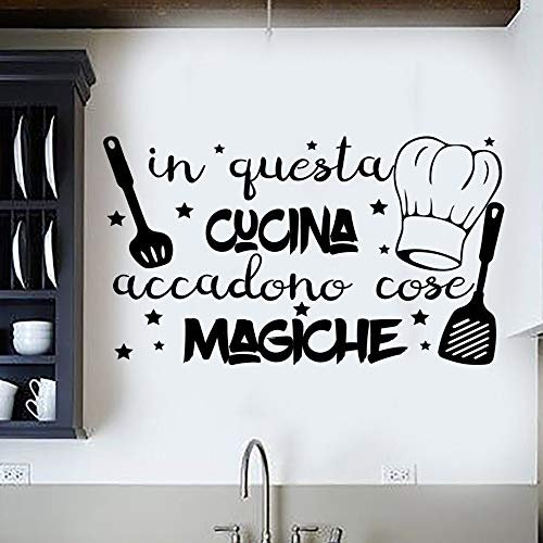 Adesivo da parete in vinile con frase in italiano IN QUESTA CUCINA adesivi murali frasi in italiano citazione, decorazione da parete, Wall Stickers, Art Sticker Decal Mural DC-18031