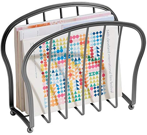 mDesign dekorativer Zeitungshalter für Zeitschriften, Bücher oder Tablets – freistehender Zeitschriftensammler fürs Wohnzimmer oder Bad – eleganter Zeitungskorb aus Metalldraht – graphitgrau