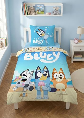 Bluey barnsängkläder 100 % bomull - påslakan 140 x 200 cm + örngott 65 x 65 cm - strandtema med bluey, bingo och muffin - officiell licens