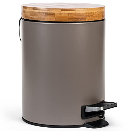 Kazai. 5l Design Kosmetikeimer | Bad-Mülleimer mit Bambus-Holzdeckel und Absenkautomatik | Mit Anti-Fingerabdruck und Komfort-Pedale | Taupe (Dunkel)