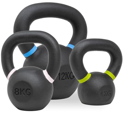 Strength Shop Kettlebell Set (4kg+8kg+12kg) Gusseisen mit ergonomischem Griff, Extrem robuste Kugelhantel mit Gewichts-Farbmarkierung & Schwarzpulver-Beschichtung, ideal für Ganzkörpertraining