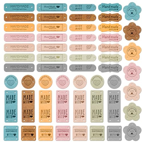 56 Stück Handmade Label zum Annähen, PU Handgefertigte Leder Label, 8 Stile | Mikrofaser Lederetiketten Mit Löchern, Nähen Häkeln Zubehör für DIY Hut Jeans Taschen Schuhe Handwerk, Stricken
