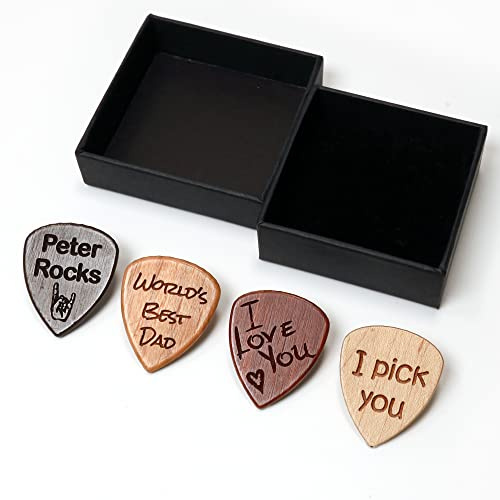 Personalisierte Gitarren Plektrum Pick aus Holz + Geschenkbox (Sandelholz) | Laser-gravierter Gitarrenplektrum mit Wunschgravur ~ Originelle Geschenkidee zum Geburtstag, Jahrestag, Vatertag, Weihnachten