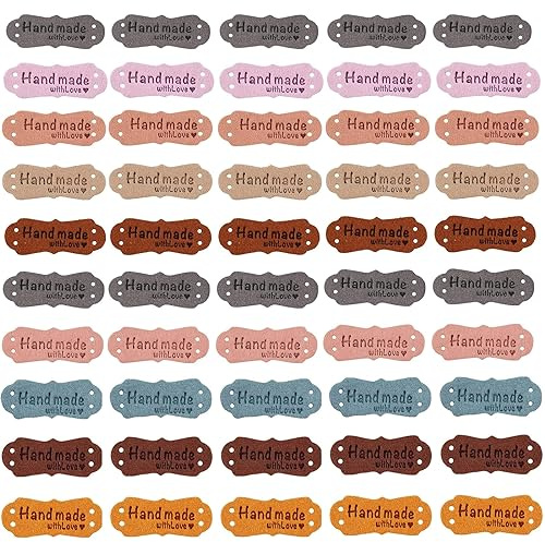 LMOGWL 50 Stück handmade label Handgefertigte Lederetiketten zum annähen Mikrofaser Lederetiketten Mit Löchern Mit Liebes Herz Lederetiketten Labels Zum Annähen Für Diy-hüte Kleidung Annähen(10Farben)
