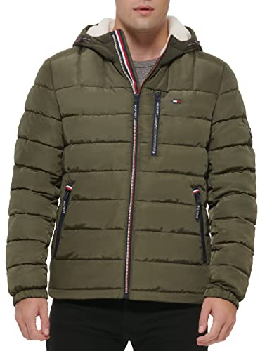 Tommy Hilfiger mittelschwere wasserabweisende Pufferjacke für Herren mit Sherpa-Futter und Kapuze