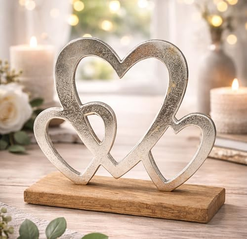KAMACA Deko Herzen aus Holz & Aluminium mit Sockel – Liebevolle Tischdeko aus Mangoholz - Herz Skulptur 23,5 cm - Geschenk für Paare & Zuhause - Tischdeko Wohnzimmer & Regal