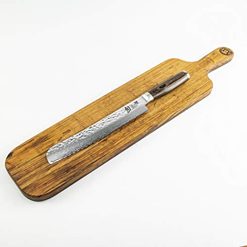 Palatina Werkstatt KAI Shun Tim Mälzer Angebotsset TDM-1705 japanisches Brotmesser mit 23 cm Klinge mit Wellenschliff, aus 32 Lagen Damast gefertigt + großes Baguettebrett aus Fassholz