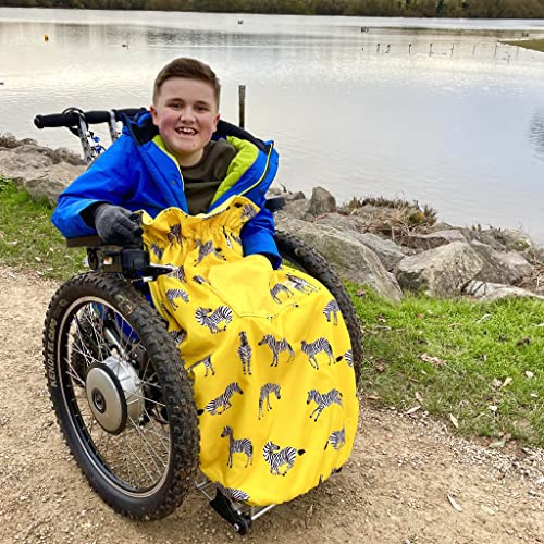 Bundlebean Kinder Rollstuhl Cosy - Fleece-Rückseite, wasserdichtes Nylon, vordere Hand-Warmtasche, verstellbare Gurte, universelle Passform für Rollstuhl und Kinderwagen mit besonderen Bedürfnissen