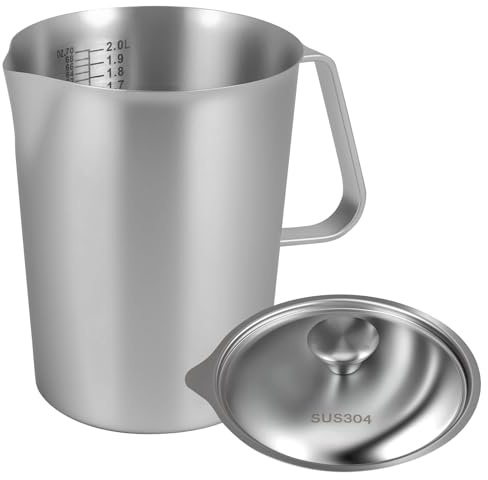 Milchkännchen Edelstahl Messbecher 2L mit Speziellem Deckel Markierung Latte Art Ausguss - Milchschaumkännchen - Barista Milchkanne - Zubehör für Latte Art Milchkaffee Saft Smoothie (Sliver, 2L)