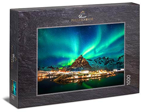 Ulmer Puzzleschmiede - Puzzle „Lichter über der Stadt“ - Klassisches 1000 Teile Puzzle – Puzzlemotiv aus Norwegen - beeindruckende Polarlichter über dem Straßenlicht norwegischer Siedlungen